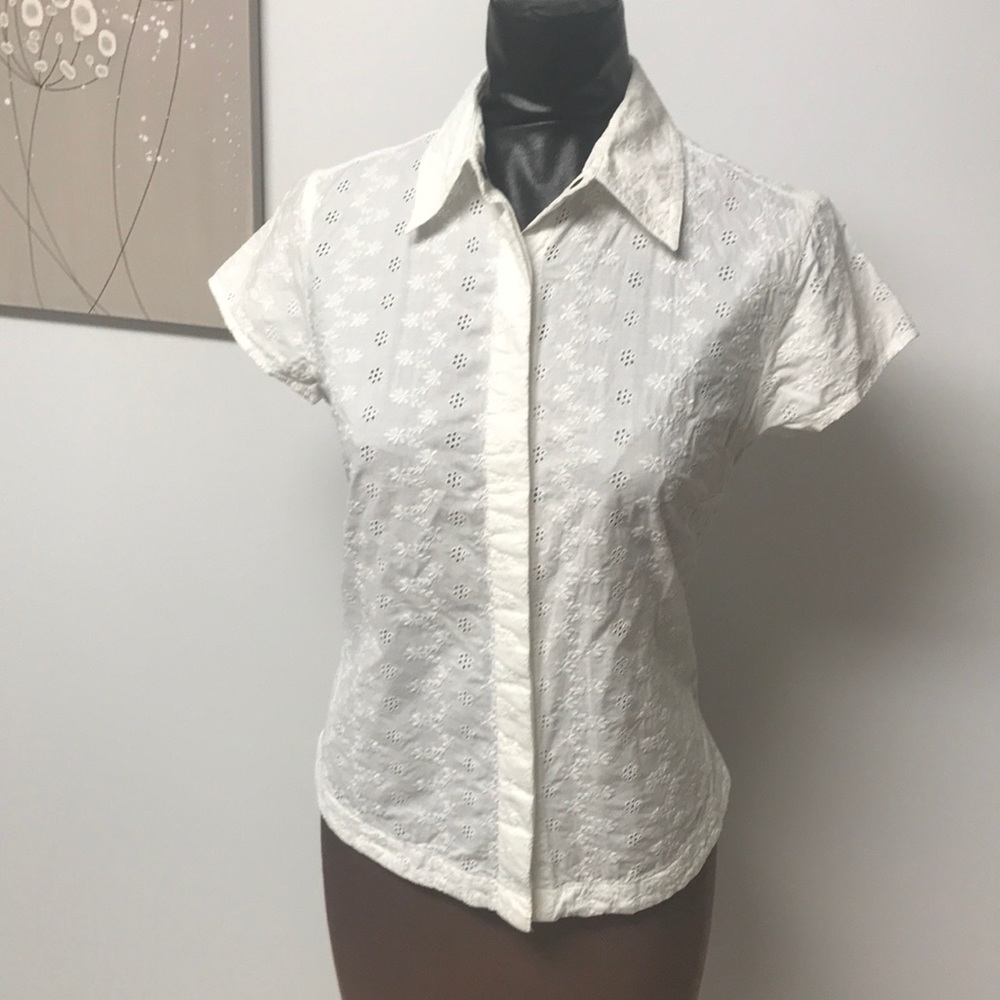 3/$25💜White eyelet blouse size S by I.e. relaxed